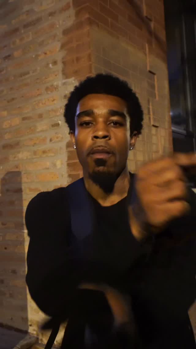 Darri Glo performing indoors in a black shirt